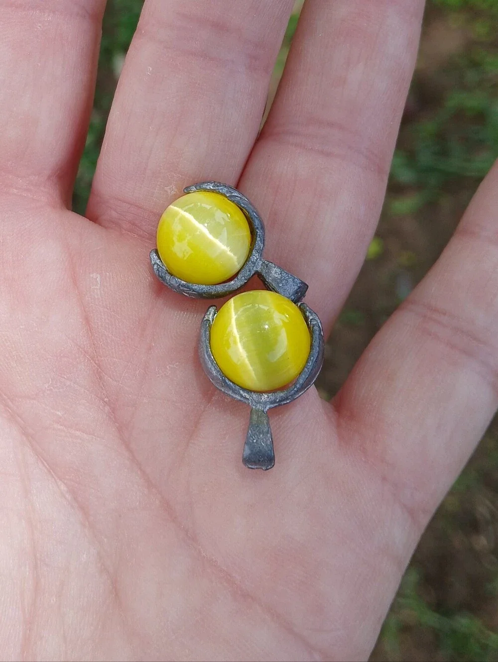 New 2pc Hands Holding Yellow Cat Eye Sphere Pendant.